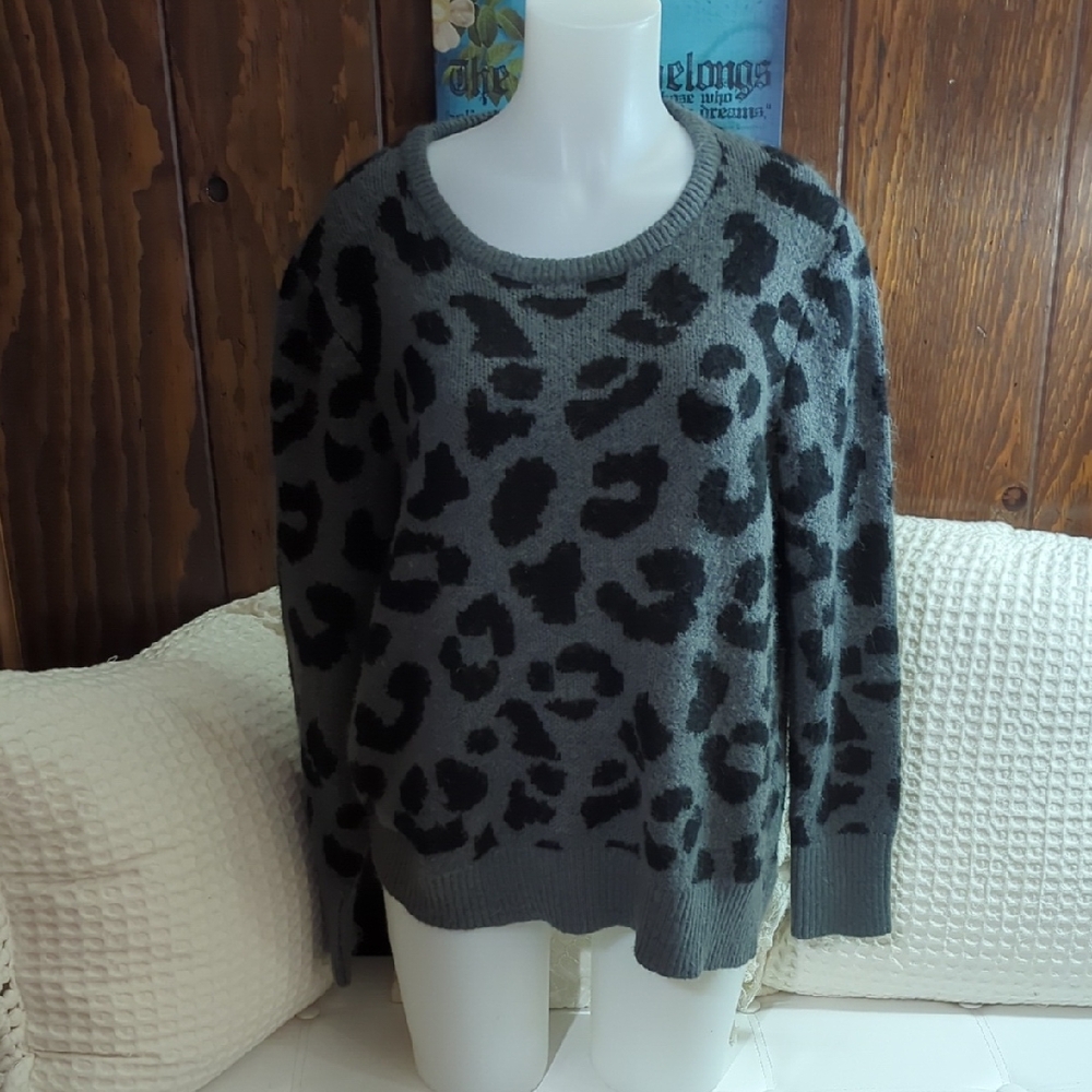 6/$15 Cozy Leopard Print Crewneck Sweater – Gray/Black (XXL) | By George - Picture 2 of 15